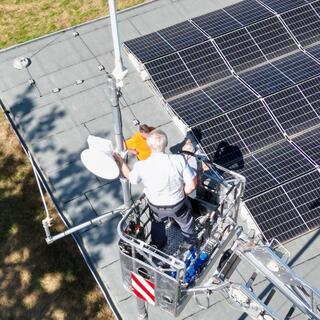 Egbert DD9QP installiert die erste Linkantenne bei DB0LNR